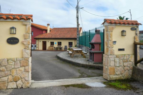 Casa de pueblo adosada, en la zona rural de Gijón.
